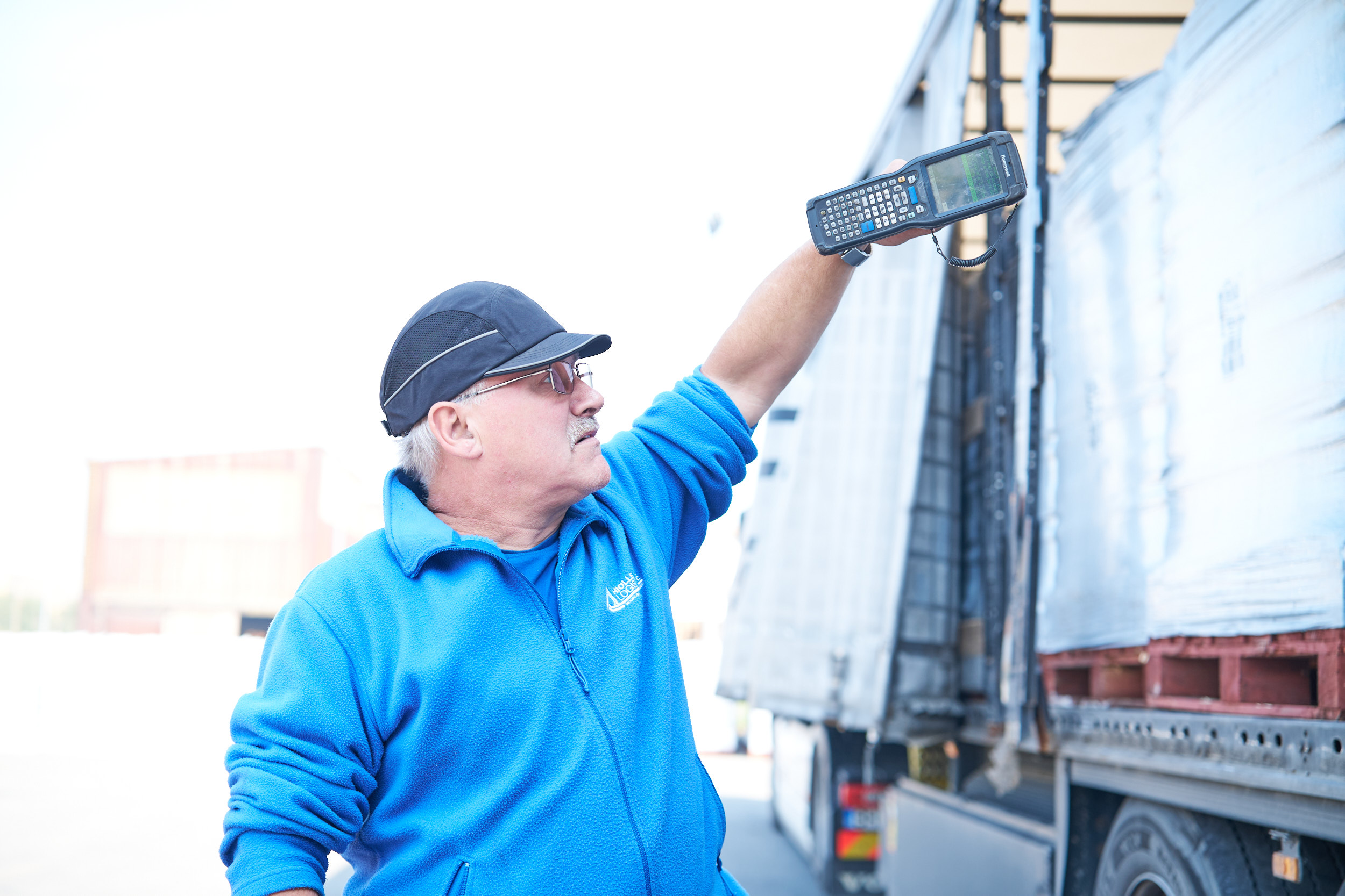 Collaborateur en train de scanner et inventorier les produit