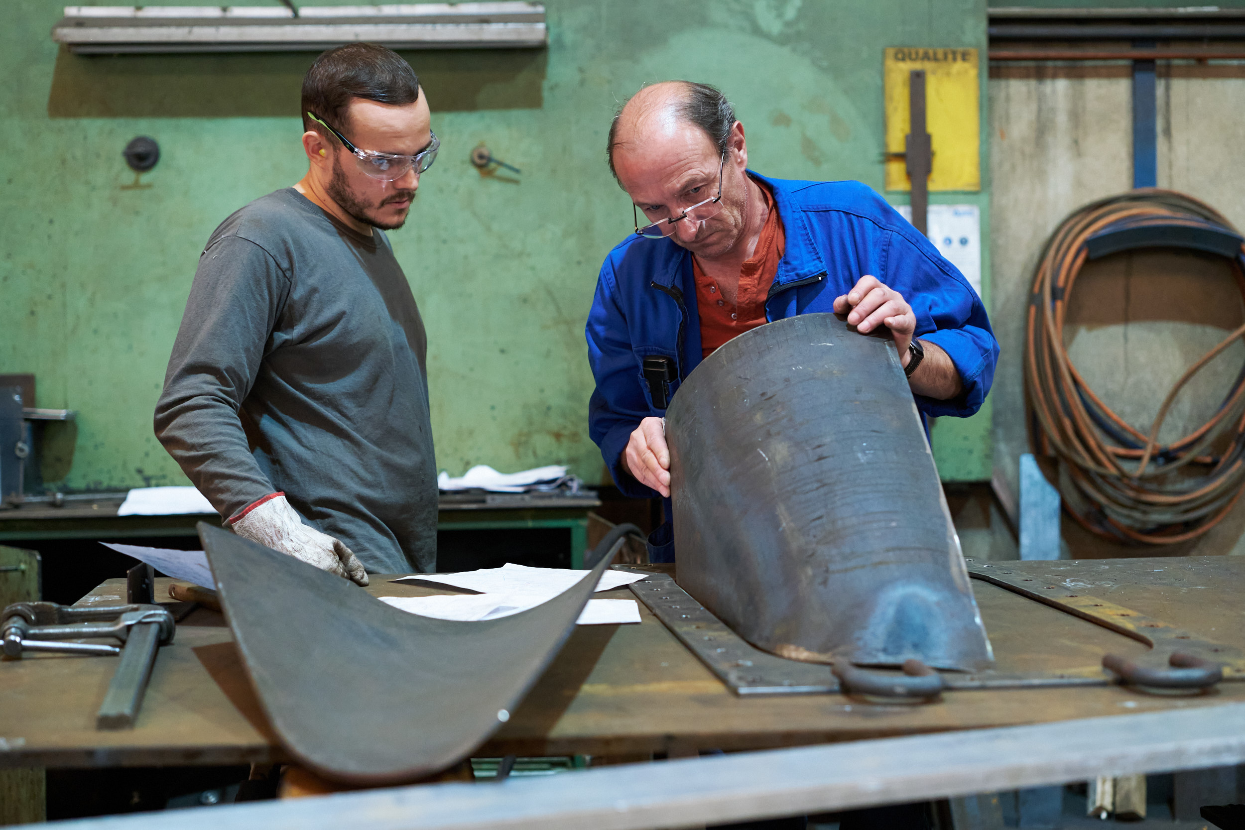 Deux collaborateurs qui vérifient une pièce